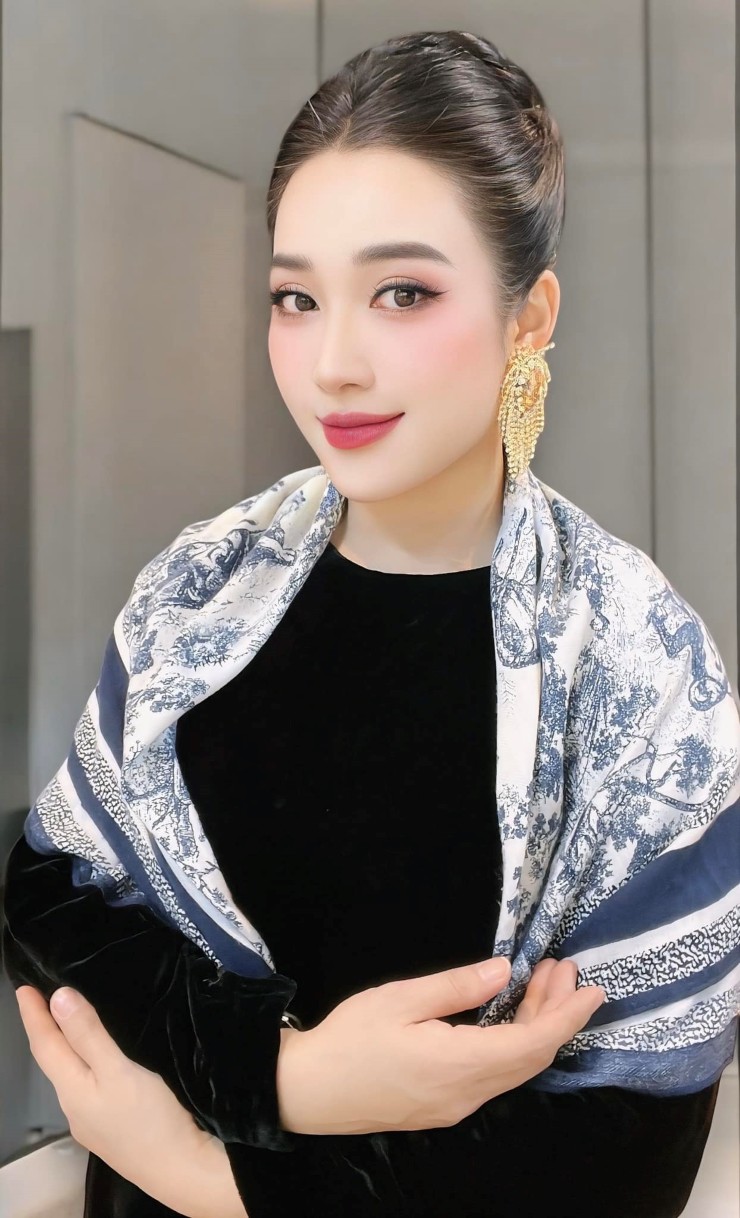 Phong cách trình diễn nhẹ nhàng, giàu cảm xúc cùng chất giọng ngọt ngào đã giúp cô chinh phục khán giả cả nước.
