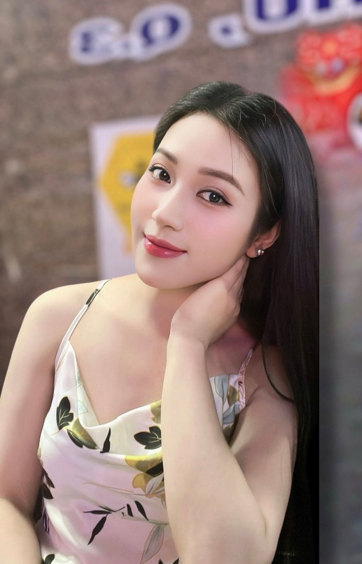 Điều đặc biệt ở Hellen Thủy không chỉ là giọng hát mà còn là hình ảnh duyên dáng với mái tóc đen dài đặc trưng.
