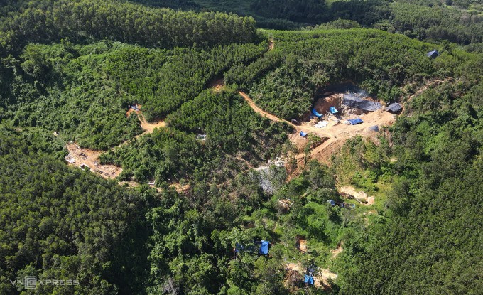 Bãi vàng Hố Nước bị đào bới nham nhở, khoét hầm để khai thác vàng. Ảnh: Đắc Thành