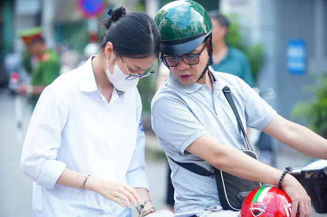 Sỹ tử hoàn thành bài Ngữ Văn, đề dễ thở, thí sinh phấn khởi - 23