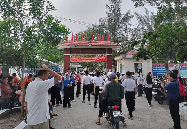 Sỹ tử hoàn thành bài Ngữ Văn, đề dễ thở, thí sinh phấn khởi - 35