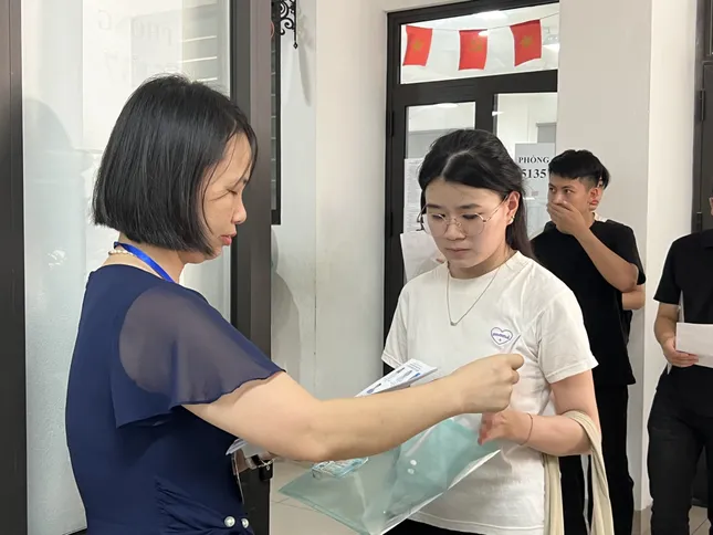 Sỹ tử hoàn thành bài Ngữ Văn, đề dễ thở, thí sinh phấn khởi - 57