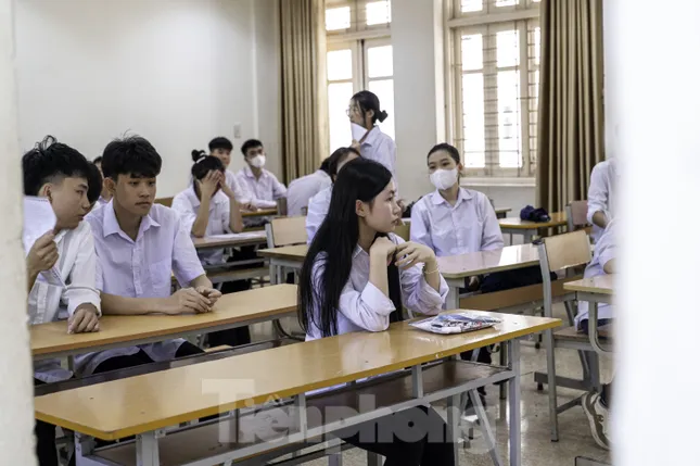Sỹ tử hoàn thành bài Ngữ Văn, đề dễ thở, thí sinh phấn khởi - 37