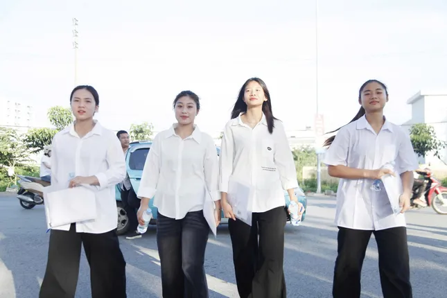 Sỹ tử hoàn thành bài Ngữ Văn, đề dễ thở, thí sinh phấn khởi - 33