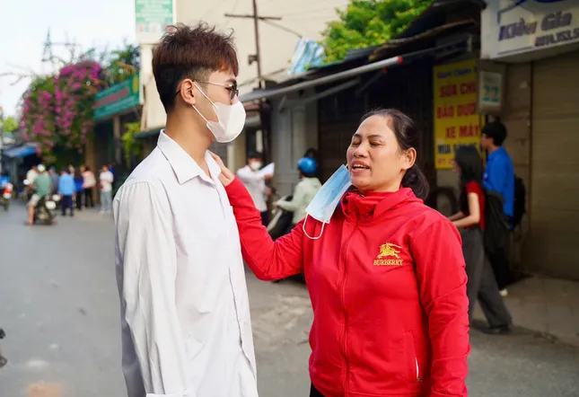 Sỹ tử hoàn thành bài Ngữ Văn, đề dễ thở, thí sinh phấn khởi - 51