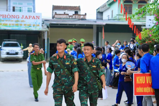Sỹ tử hoàn thành bài Ngữ Văn, đề dễ thở, thí sinh phấn khởi - 28