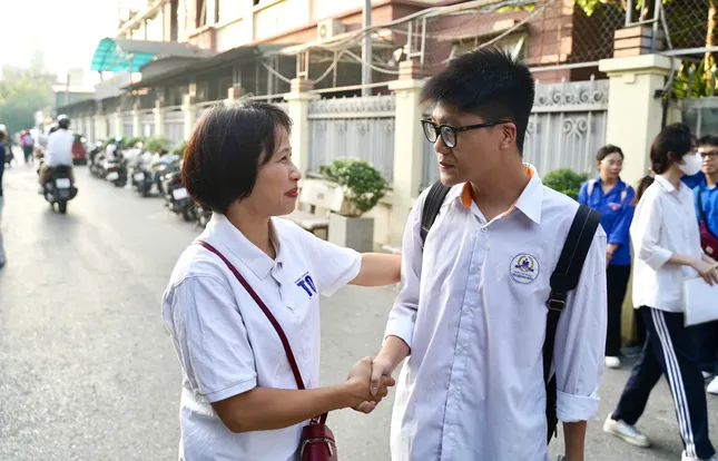 Sỹ tử hoàn thành bài Ngữ Văn, đề dễ thở, thí sinh phấn khởi - 48