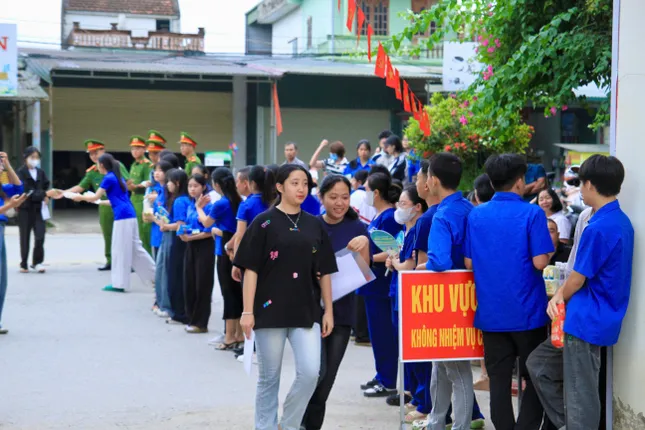 Sỹ tử hoàn thành bài Ngữ Văn, đề dễ thở, thí sinh phấn khởi - 30