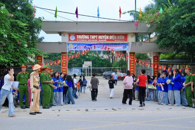 Sỹ tử hoàn thành bài Ngữ Văn, đề dễ thở, thí sinh phấn khởi - 29