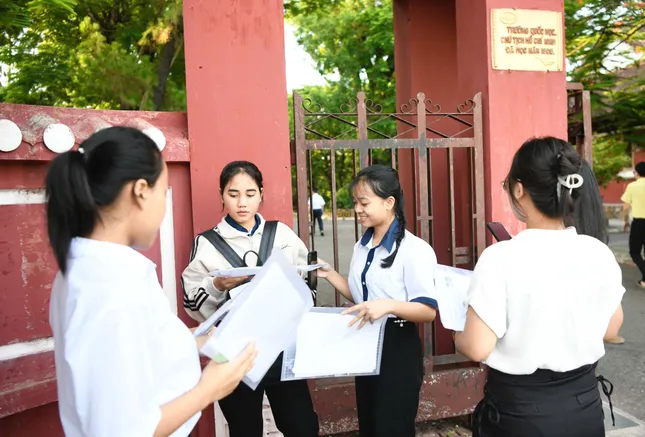 Sỹ tử hoàn thành bài Ngữ Văn, đề dễ thở, thí sinh phấn khởi - 45