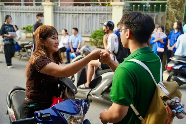 Sỹ tử hoàn thành bài Ngữ Văn, đề dễ thở, thí sinh phấn khởi - 49
