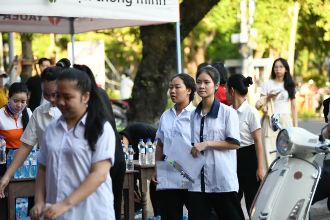 Sỹ tử hoàn thành bài Ngữ Văn, đề dễ thở, thí sinh phấn khởi - 46