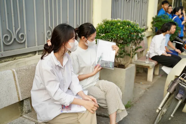 Sỹ tử hoàn thành bài Ngữ Văn, đề dễ thở, thí sinh phấn khởi - 56