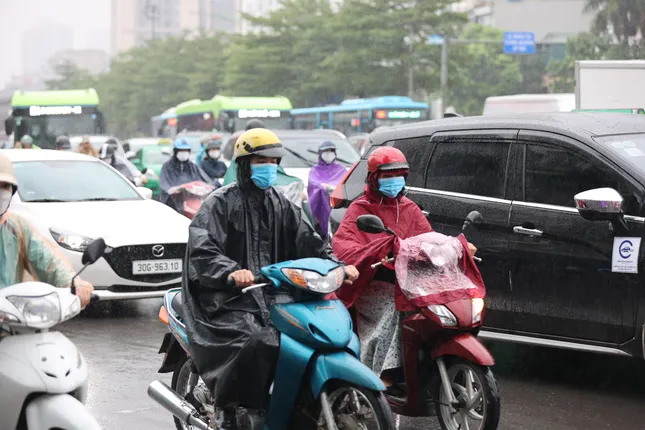 Chiều tối và đêm nay, miền Bắc, Tây Nguyên, Nam Bộ và ven biển Nam Trung Bộ có mưa rải rác, cục bộ có mưa to đến rất to.
