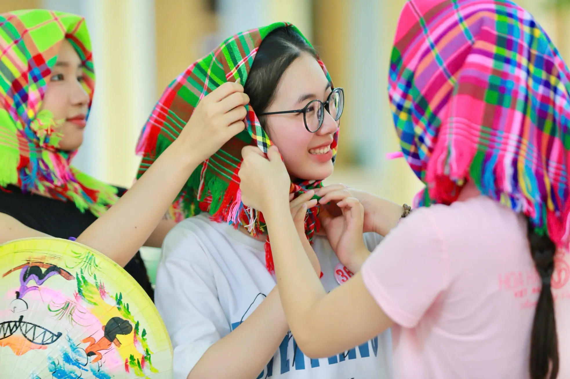 Giang Thanh và Khánh Linh giúp Phương Chi đội khăn trùm đầu. Đây là phong cách "bà thím" được nhiều bạn trẻ diện gần đây, phỏng theo gu thời trang độc đáo của G-Dragon.