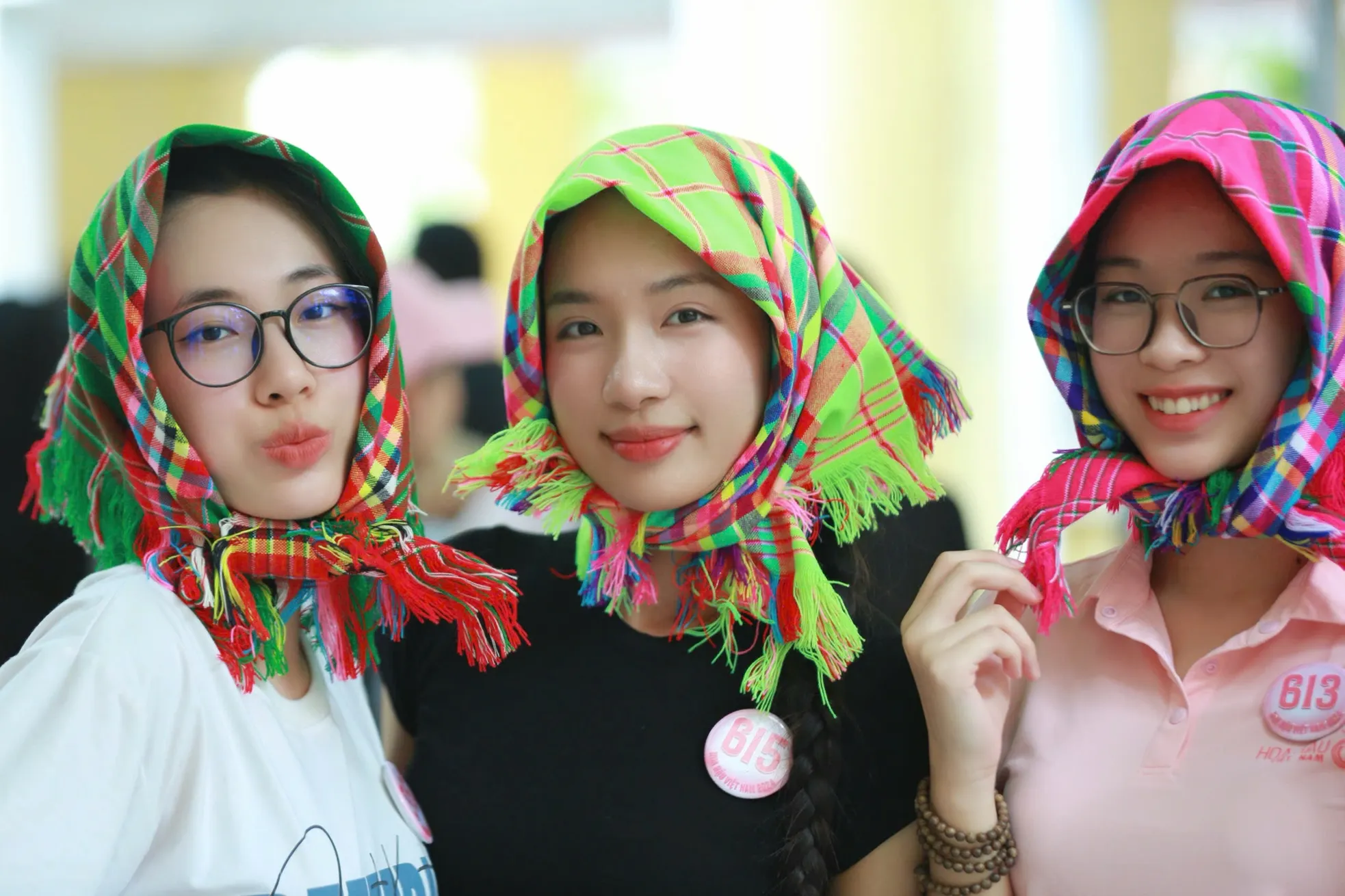 Thí sinh Nguyễn Mai Phương (SBD 131) đã đặt mua 24 chiếc khăn thổ cẩm tặng các thí sinh Hoa hậu Việt Nam 2024. Cô chia sẻ ở quê hương Yên Bái, người dân thường sử dụng loại khăn này để che nắng, làm đẹp, buộc vắt ra sau đầu - một cách đội đặc trưng đã trở thành bản sắc của vùng cao. Từ đó, người miền xuôi cũng dần sáng tạo nhiều cách sử dụng khác nhau, biến khăn thổ cẩm thành món phụ kiện vừa truyền thống vừa thời trang.