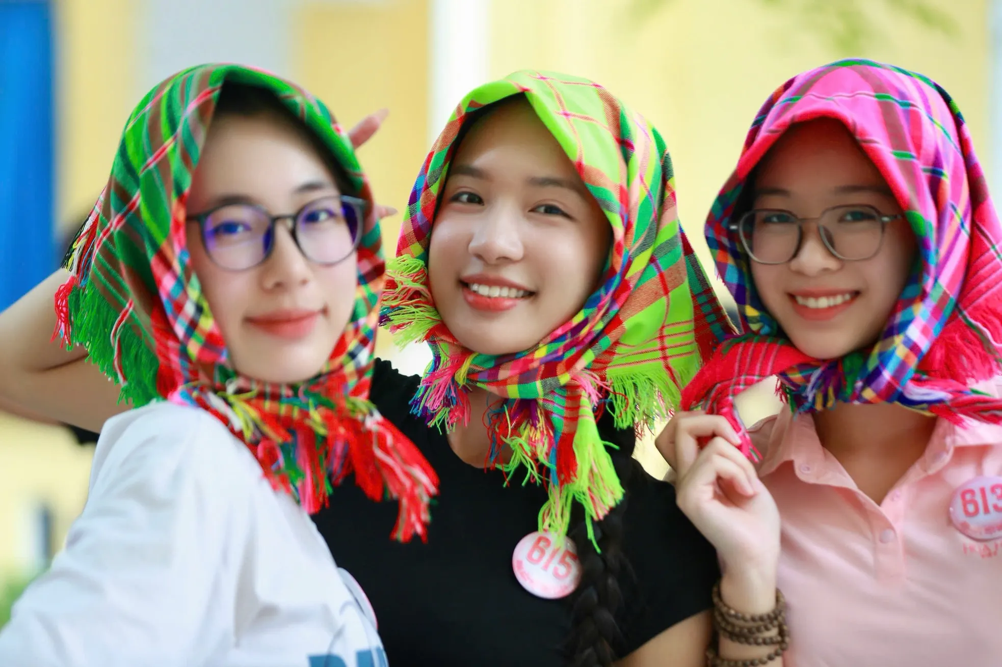 Thí sinh Hà Thị Giang Thanh (áo đen), SBD: 615, thích thú với món quà của Mai Phương. Cô đội khăn suốt quá trình luyện tập, chuẩn bị cho sân khấu chung kết Hoa hậu Việt Nam 2024. "Lần đầu tôi được tặng món quà ý nghĩa và độc đáo như vậy nên đã sử dụng thường xuyên, nhất là khi tập luyện", Giang Thanh chia sẻ.