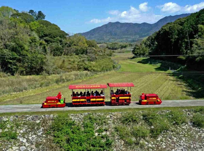 Con tàu băng qua những cảnh đẹp thiên nhiên vùng Fukuoka. Ảnh: The Yomiuri Shimbun