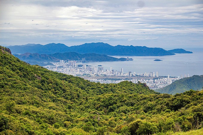 Từ trên đỉnh Hoàng Ngưu Sơn có thể nhìn thấy toàn cảnh thành phố Nha Trang. Ảnh: Dương Phúc