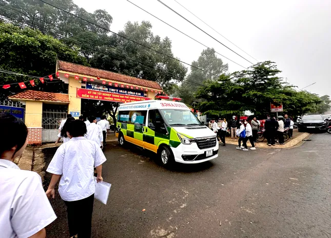 Xe cứu thương của Bệnh viện Đại học Y Dược – Hoàng Anh Gia Lai đưa A. tới điểm thi Trường THPT Mạc Đĩnh Chi (thị trấn Phú Hoà, huyện Chư Păh).