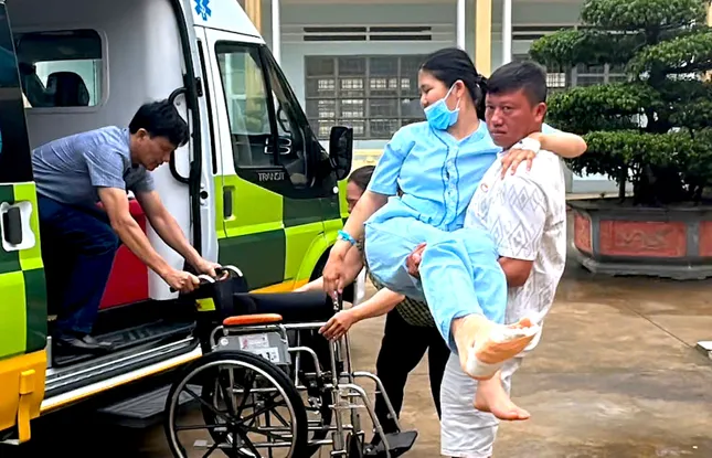 Người nhà thí sinh bế A. vào thi.