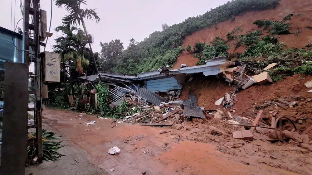 Hiện trường vụ sạt lở đất gây sập nhà ở Yên Bái, một người tử vong. Ảnh: CTV