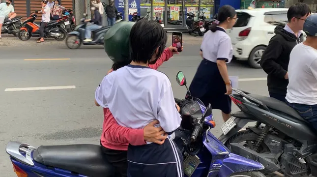 Sỹ tử, thầy chùa, chiến sỹ... những khoảnh khắc lặng người trong mùa thi tốt nghiệp - 4