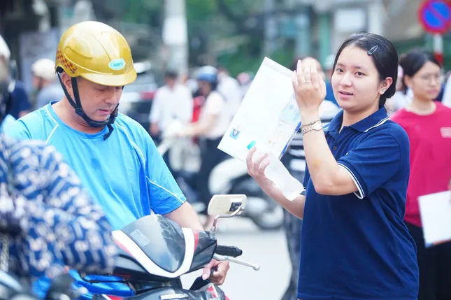 Sỹ tử, thầy chùa, chiến sỹ... những khoảnh khắc lặng người trong mùa thi tốt nghiệp - 2