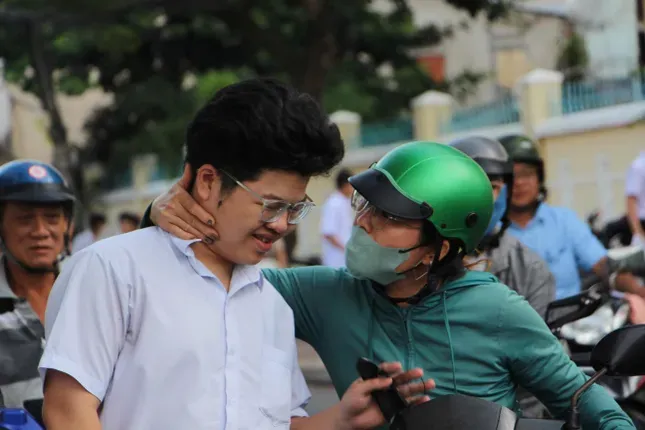 Sỹ tử, thầy chùa, chiến sỹ... những khoảnh khắc lặng người trong mùa thi tốt nghiệp - 3