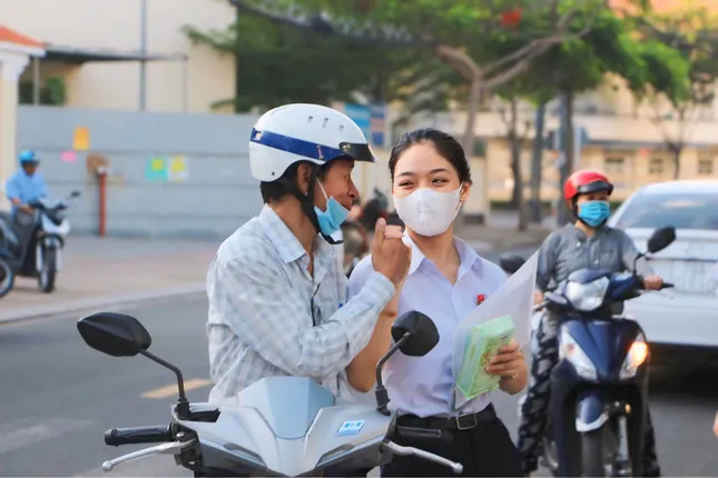 Sỹ tử, thầy chùa, chiến sỹ... những khoảnh khắc lặng người trong mùa thi tốt nghiệp - 9