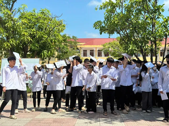Thí sinh ngất xỉu giữa sân trường sau giờ thi Ngữ văn tại TP Hà Tĩnh - 1