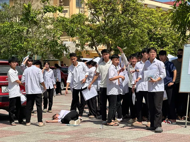 Thí sinh ngất xỉu giữa sân trường sau giờ thi Ngữ văn tại TP Hà Tĩnh - 4