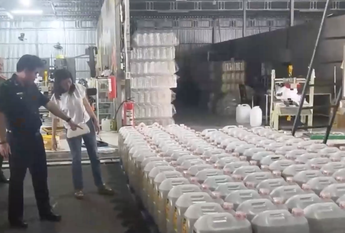 Cơ quan chức năng đã thu giữ hơn 1.000 tấn dầu nhập lậu. Ảnh: VTV