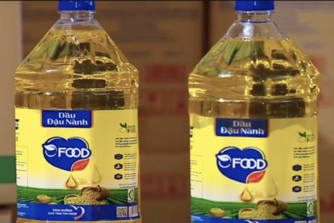 Dầu ăn dùng cho chăn nuôi bị biến thành thực phẩm sử dụng cho người. Ảnh: VTV