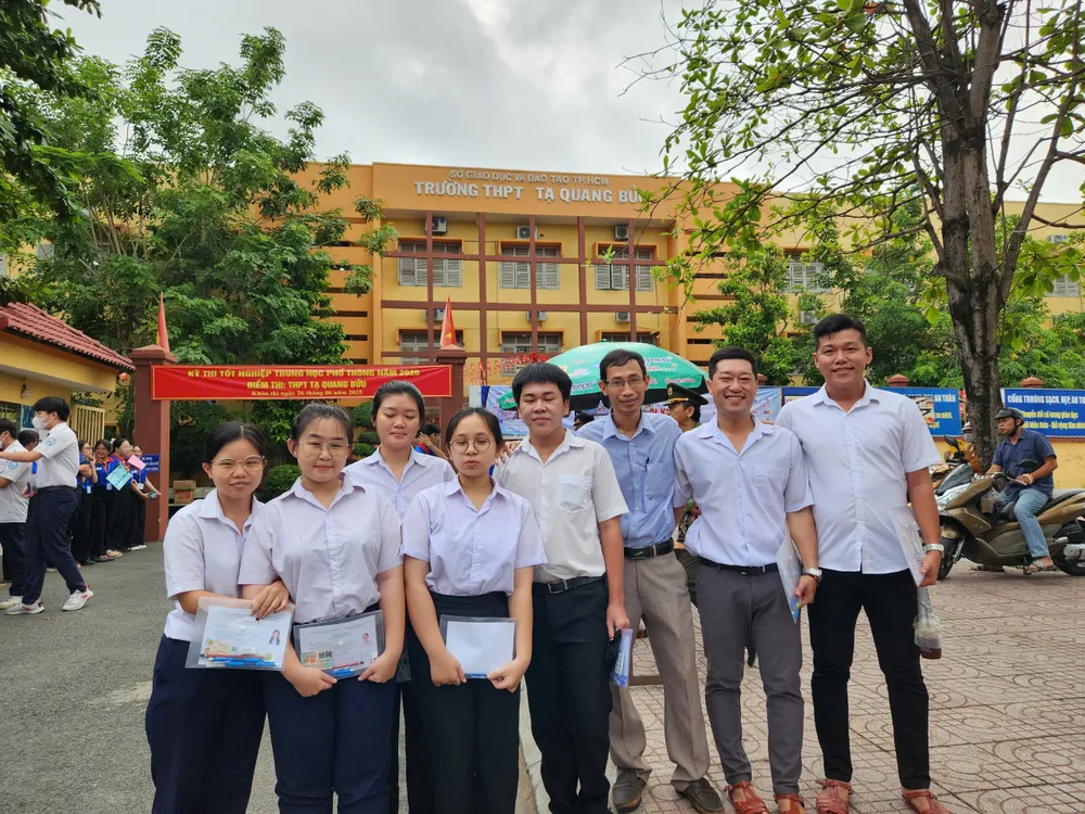 Anh Trần Tiến Phước (thứ hai từ phải qua) chụp ảnh kỷ niệm cùng thầy giáo của mình (thứ ba từ phải qua) và các thí sinh khác. Ảnh: TH