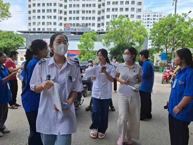 Sỹ tử hoàn thành &#39;môn thi áp lực nhất&#39;: Cập nhật đề thi, giải đề Toán - 31