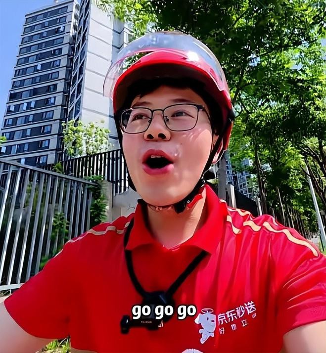 Cựu MC truyền hình cho biết hài lòng với công việc shipper hiện tại. Ảnh: Sohu