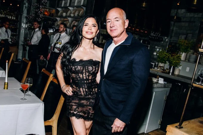 Lauren Sanchez và Jeff Bezos vẫn mặn nồng sau hơn 5 năm yêu đương. Ảnh: WWD