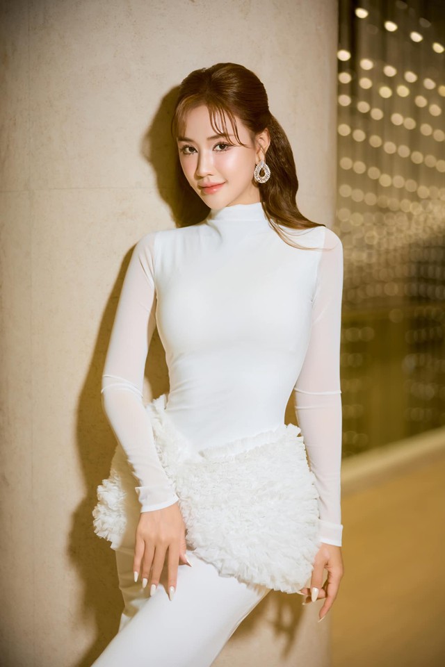 Trước khi có cú "lột xác" trong phim điện ảnh "bom tấn" này, Maya có tên thật là Mai Thu Hường, sinh năm 1988 tại Hà Nội. Ở độ tuổi trưởng thành, cô sở hữu gương mặt cá tính cùng chiều cao nổi bật. Mong muốn trải nghiệm và kiếm thu nhập cho bản thân, cô đi làm người mẫu khá sớm. Có thời gian, Maya đi diễn ở quán cafe và nhận cát-xê ở mức 100 nghìn đồng. Và những chương trình quy mô hơn, cô cũng chỉ nhận mức từ 300 đến 500 nghìn đồng. Hoạt động trình diễn thời trang được 5 năm, cô đi học thanh nhạc và vào TP.HCM lập nghiệp.