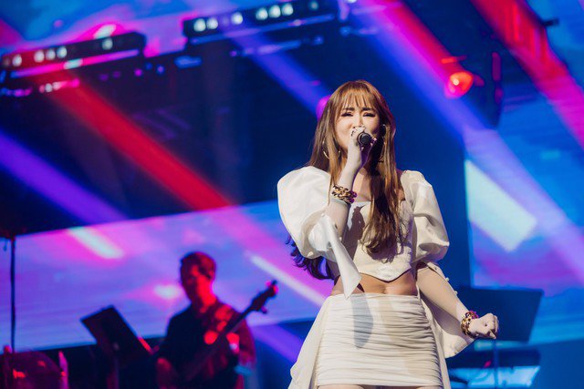 Từng tham gia "Vietnam Idol 2008" nhưng không đạt kết quả khả quan, sau này cô được nhiều người biết đến nhờ sự nâng đỡ của nhạc sĩ Hà Dũng. Trong làng giải trí, Maya là "chân dài" sở hữu giọng hát cùng kĩ năng trình diễn tốt.