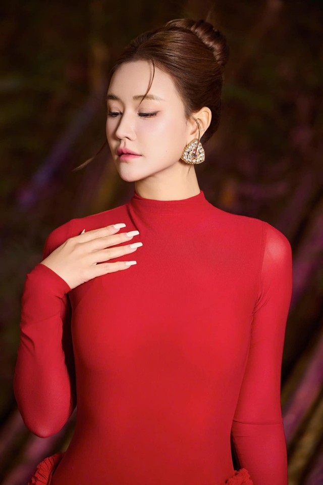 Tuy nhiên cô lại không có hit đình đám mà thành công hơn ở lĩnh vực diễn xuất khi tham gia phim: Cô dâu đại chiến 2, Sài Gòn anh yêu em và đặc biệt là vai diễn Trà My trong "Scandal: Bí mật thảm đỏ".