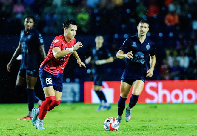 CLB Công an Hà Nội (trái) trong trận chung kết C1 Đông Nam Á 2024/25 với Buriram Utd