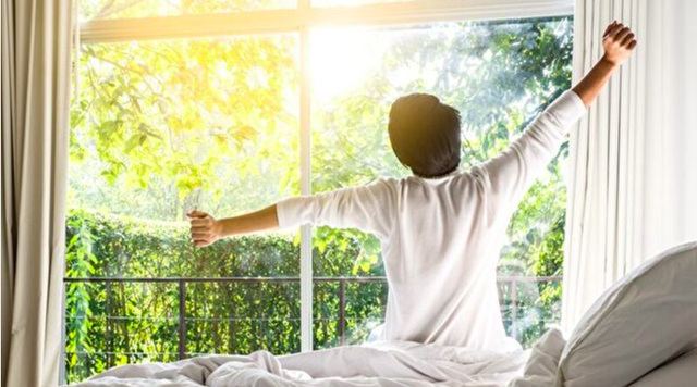 Vươn vai sau khi ngủ dậy sẽ khiến bạn cảm thấy thư giãn cả về thể chất lẫn tinh thần. Ảnh minh hoạ