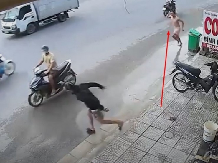 Thanh niên cầm gậy rượt đuổi kẻ trộm xe máy