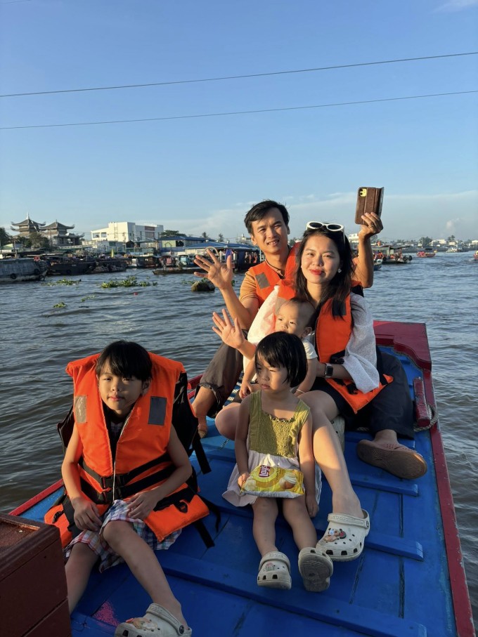 Chị Giang, anh Tâm cùng ba con nhỏ sáu tuổi, gần bốn tuổi và một tuổi.
