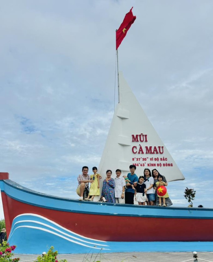 Gia đình check in ở biểu tượng Đất Mũi Cà Mau.