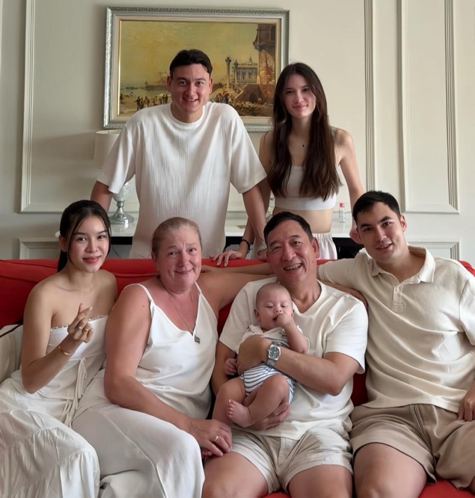 Văn Lâm cùng đại gia đình chụp ảnh trong kỳ nghỉ mát ở Nha Trang. Ảnh: Facebook Đặng Văn Lâm