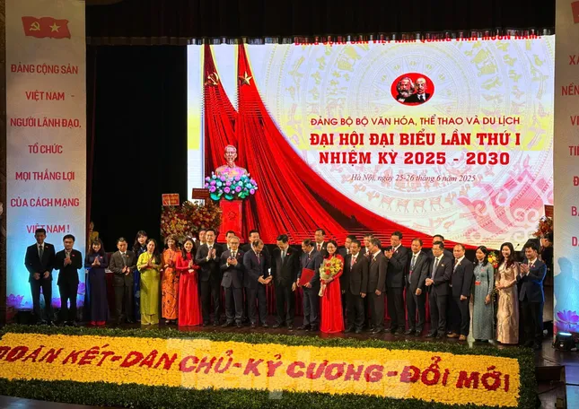 NSND Xuân Bắc (ngoài cùng bên phải) cùng 31 đồng chí khác trong Ban Chấp hành Đảng bộ Bộ VHTTDL nhiệm kỳ 2025-2030 ra mắt tại Đại hội.