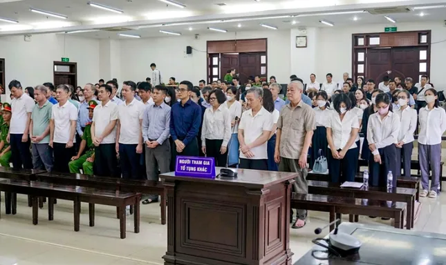 Các bị cáo nghe tòa phúc thẩm tuyên án.