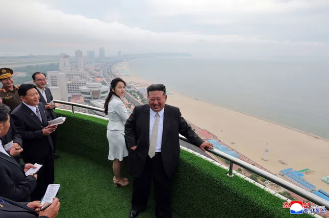 Theo KCNA, Đại sứ Nga tại Triều Tiên và các nhân viên đại sứ quán đã được mời tham dự buổi lễ khánh thành Wonsan Kalma. (Ảnh: KCNA)